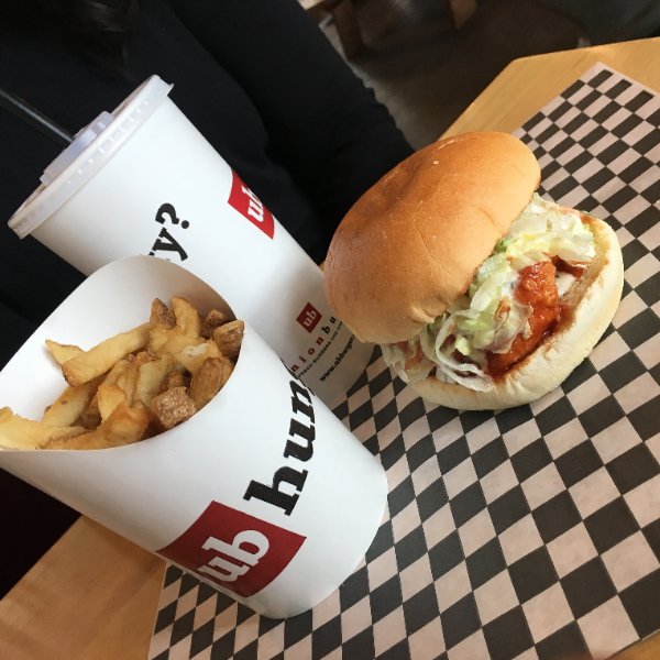 unionburger's tweet photo. MMM Buffalo Chicken.
.
.
#ubfam #unionburger #ubhungry #ubthirsty #combo #burgertime #burgers #mississauga #brampton #nomnomnom #tasty #foodie #foodgram #eatfamous #burgraphy #biggestburgers101 #burgerorder #bigburgers https://t.co/pDEcXhnpA3