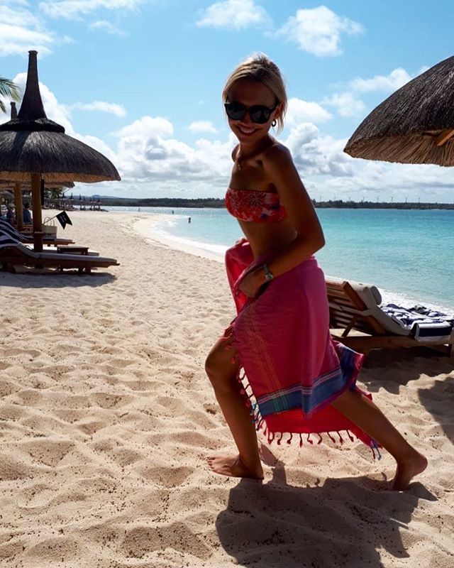 mcxnv's tweet photo. Spring is arriving here in Mauritius, not that the winter has been all that bad. 🥥🌺💦 Iridescent blues and cheesey grins are the order of business all day every day 💃🏼🍹 https://t.co/TwmL8j8nA8 https://t.co/PjRb6nNLLA
