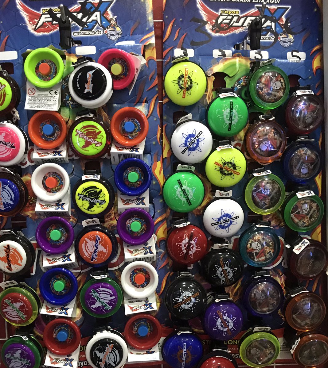 reversecomix's tweet photo. Arrancamos la tarde con nuestra nueva adquisición !!!
que después de la demanda que ha habido los traemos a tienda de la mano de este campeón Mexicano #yoyosfuria #yoyos #aquellaepoca #cosaschulas #freak #tornado #galactico #ReyCalavera #Dragon #modelosdeyoyo #freak #ReverseComix https://t.co/bwsu8Njn0R