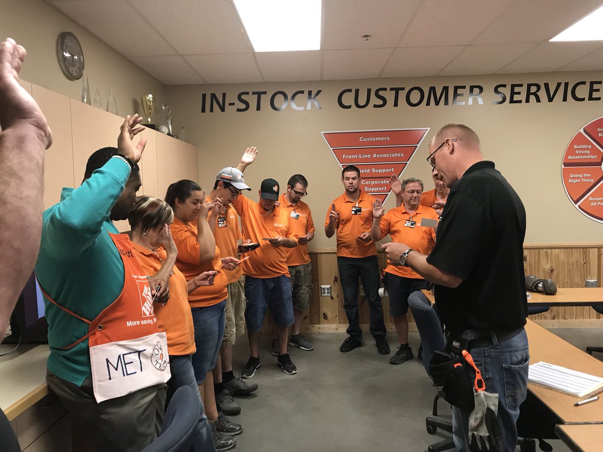 MET2747's tweet photo. #safety matters  2782 takes safety pledge with RDME Sharmarl @Sharmarl_King @jdixontc https://t.co/VSnIuMWo0V