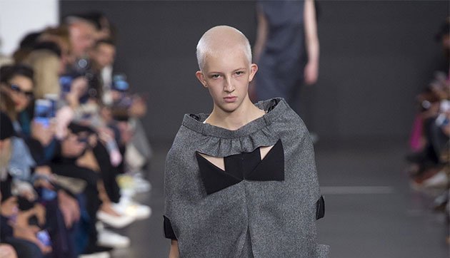 LilianPacce's tweet photo. A alfaiataria sem gênero da @Margiela, vem ver mais no link: https://t.co/uNrqYWNNCF #MaisonMargiela #alfaiataria #moda #desfile #Margiela #agenero #semgenero https://t.co/RV2uEaQy9T