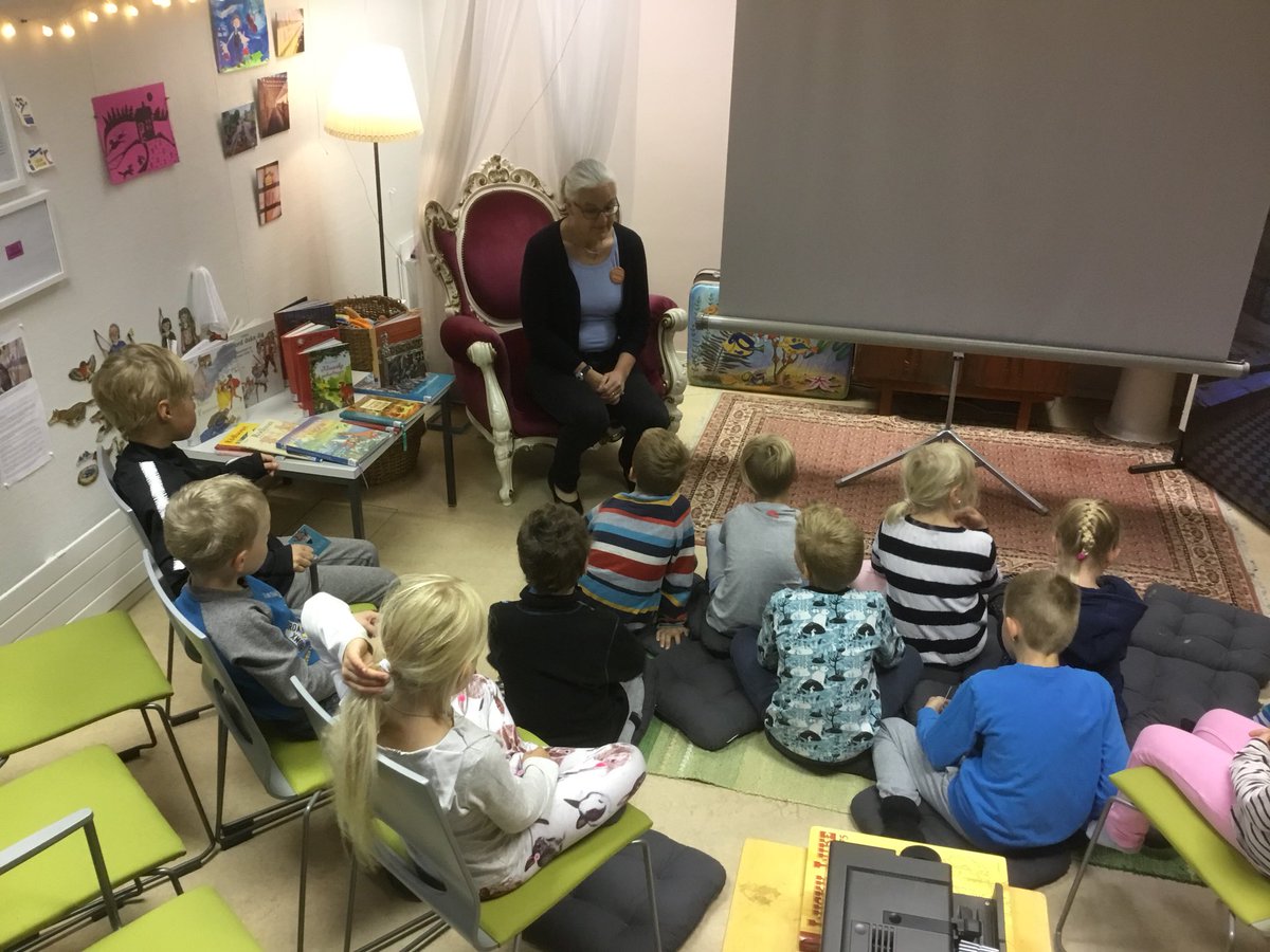 katarinaskolan's tweet photo. Ettorna på bokprat hos Ghita på Karis stadsbibliotek! https://t.co/ZJXefQgcc6