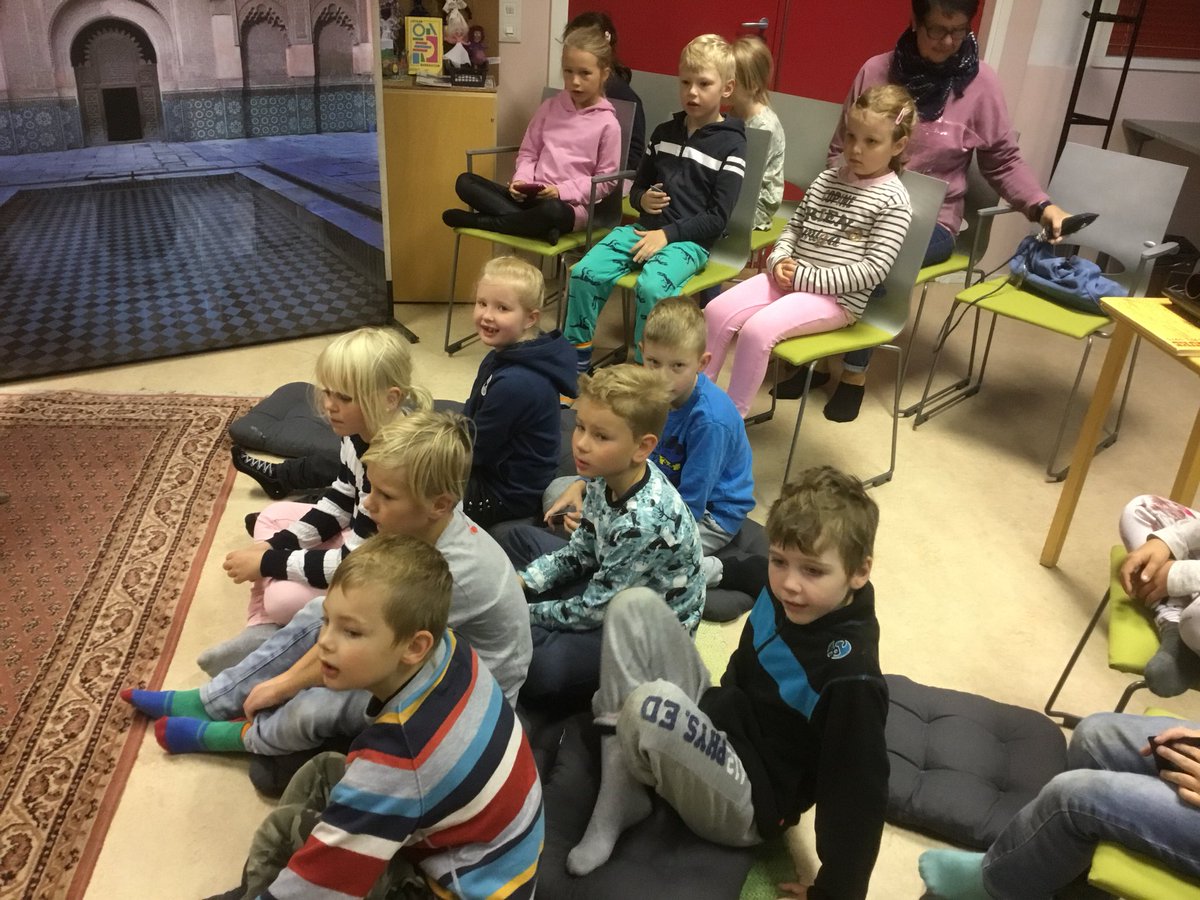 katarinaskolan's tweet photo. Ettorna på bokprat hos Ghita på Karis stadsbibliotek! https://t.co/ZJXefQgcc6