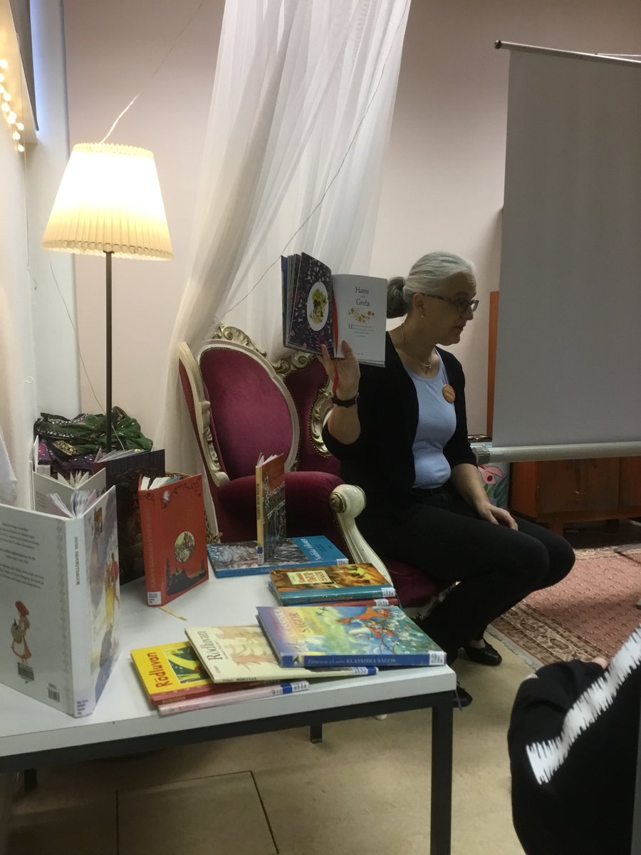 katarinaskolan's tweet photo. Ettorna på bokprat hos Ghita på Karis stadsbibliotek! https://t.co/ZJXefQgcc6