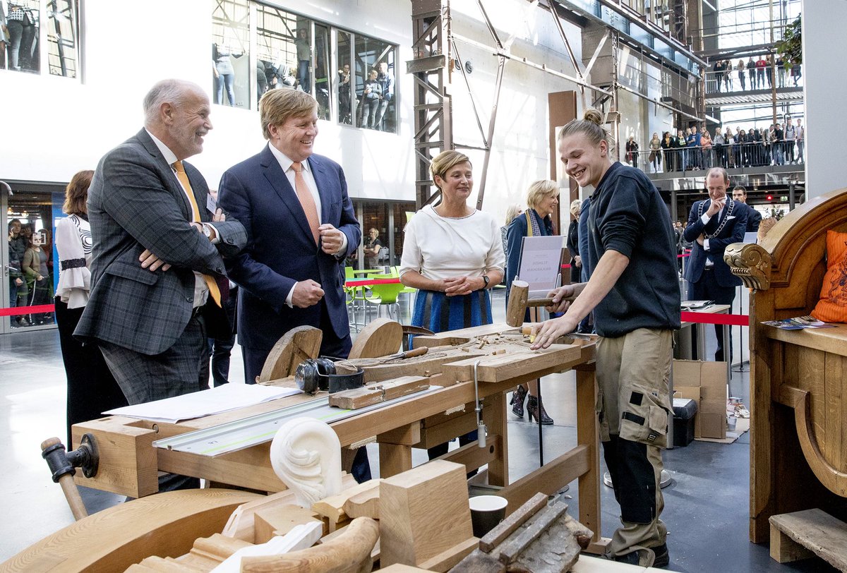 koninklijkhuis's tweet photo. ‘150 jaar Techniek in Twente’. Koning Willem-Alexander bezoekt high-tech campus en @CTStorkCollege om te spreken over toekomst techniekonderwijs en woont in Hengelo jaarcongres @demaatschappij bij. https://t.co/BUdfHyk5dW https://t.co/hzvv3ChSFJ