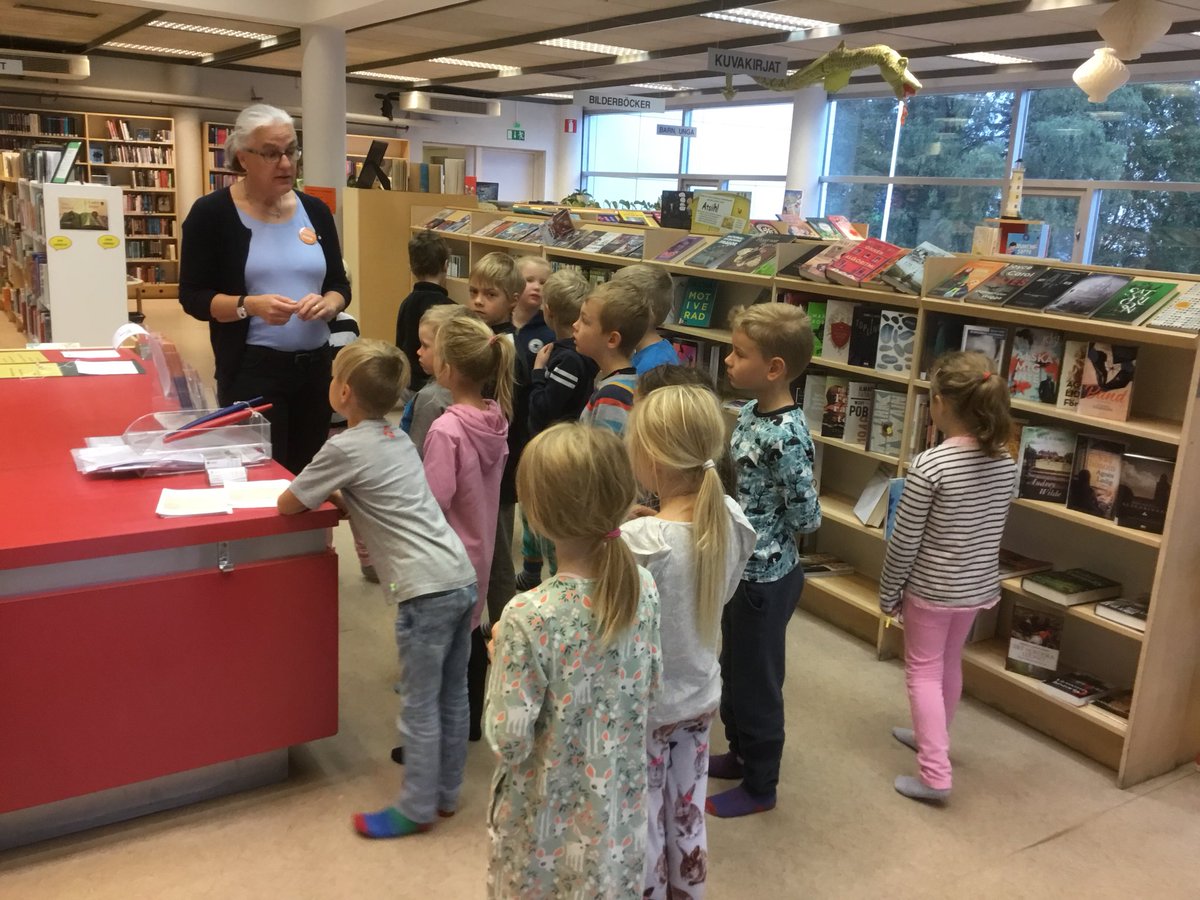 katarinaskolan's tweet photo. Ettorna lånade ivrigt böcker att läsa på stadsbiblioteket! https://t.co/zrsPLL36Tg