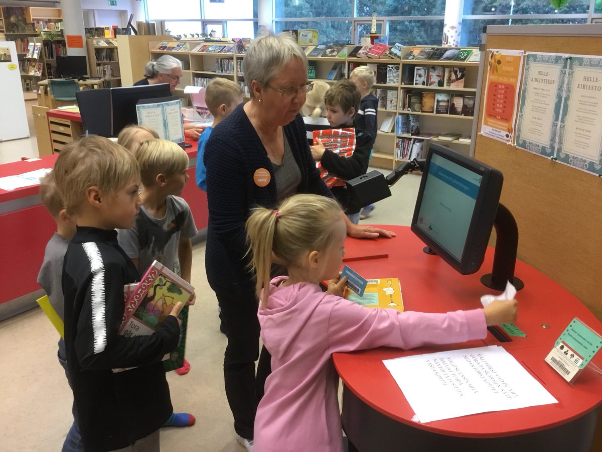 katarinaskolan's tweet photo. Ettorna lånade ivrigt böcker att läsa på stadsbiblioteket! https://t.co/zrsPLL36Tg