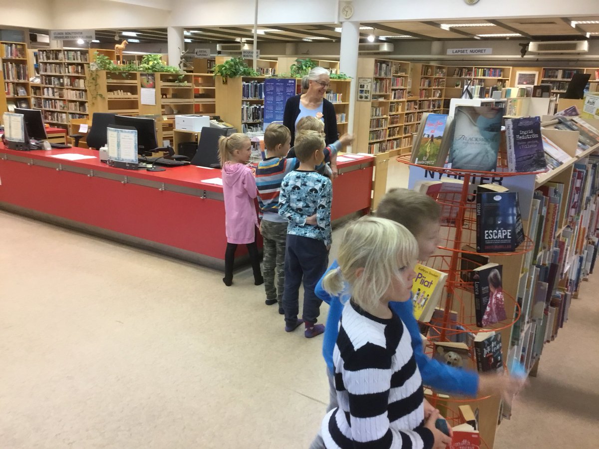 katarinaskolan's tweet photo. Ettorna lånade ivrigt böcker att läsa på stadsbiblioteket! https://t.co/zrsPLL36Tg