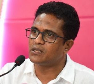 AblhoMP's tweet photo. Miee Qaumu Halabolikoh, Dhusthooree Nizam Fudu Fudu Kurumah Masakkaih Kuramundhaa Qaumah Qahdhaaru Bayeh. Mi Meehun Hifaa Hayyru Kurumah Salaamathee Khidhumaih Thakah Govaalan. @PoliceMv @MNDF_Official https://t.co/U54k7I28Pj