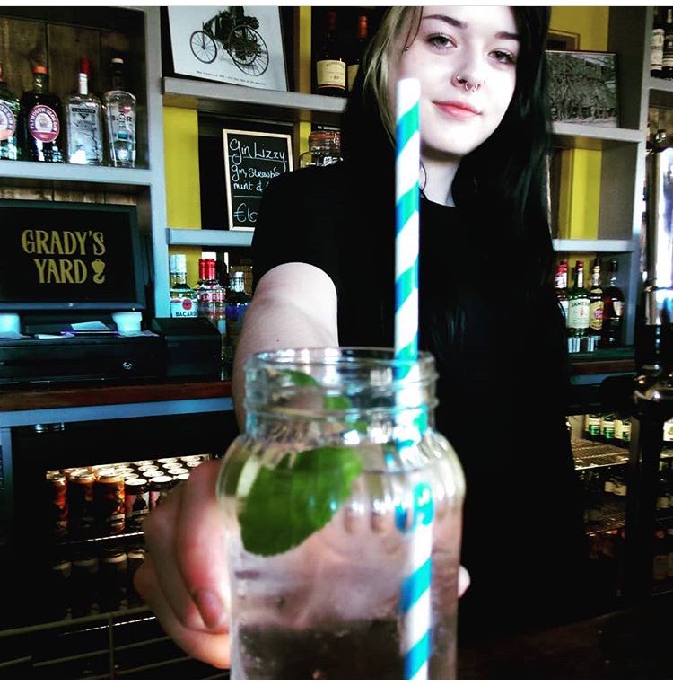 GradysYard's tweet photo. Our Aisling made a whopper of a Ginfusion. "Gin Lizzy" is packing strawberry, lime and a wee bit of mint to top it off. Perfect for this freakishly sunny Wednesday! Pouring as long as it lasts in #GradysYard #GetHooked #Gin #humpday๐ซ https://t.co/bjyjT4W2jV