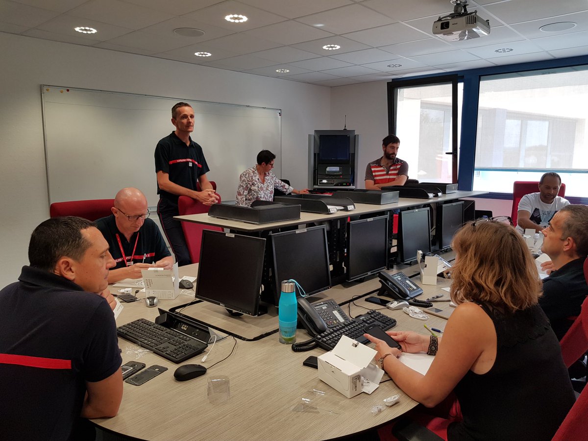 sdis21's tweet photo. L'ensemble des officiers #SPP du @sdis21 est désormais doté d'un nouveau #smartphone et formé à cet outil. Au total, il s'agit de : 
📱 72 smartphones distribués 
🎓 40 h de formation dispensées 
👥 4 formateurs #téléphonie, #outilscollaboratifs, #réseauxsociaux et  #smartemis https://t.co/9Qo220vdzo