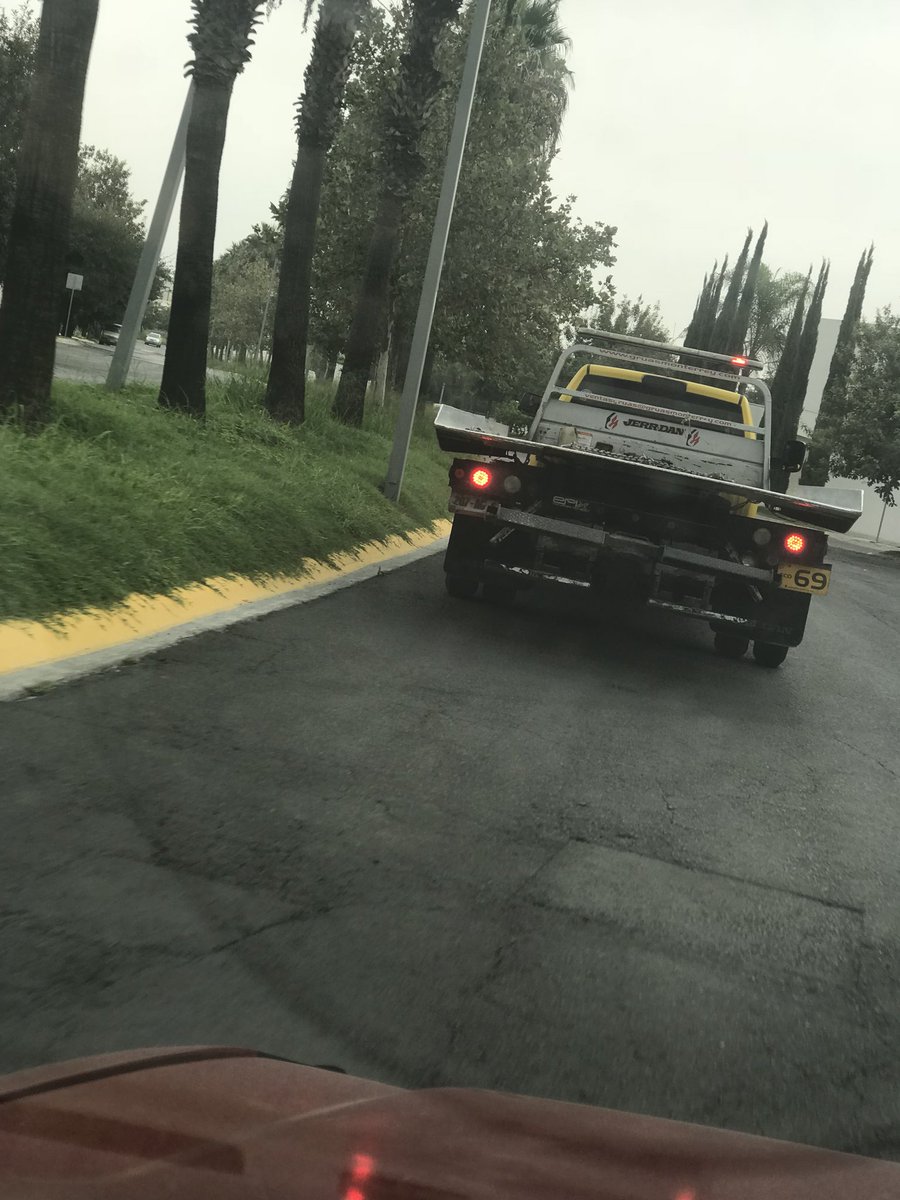 monterreypte's tweet photo. 9:20 am esta gris a exceso de velocidad y casi provoca accidente al cerrar a un vehículo #mtyfollow #cumbres https://t.co/PY3PQwfofg