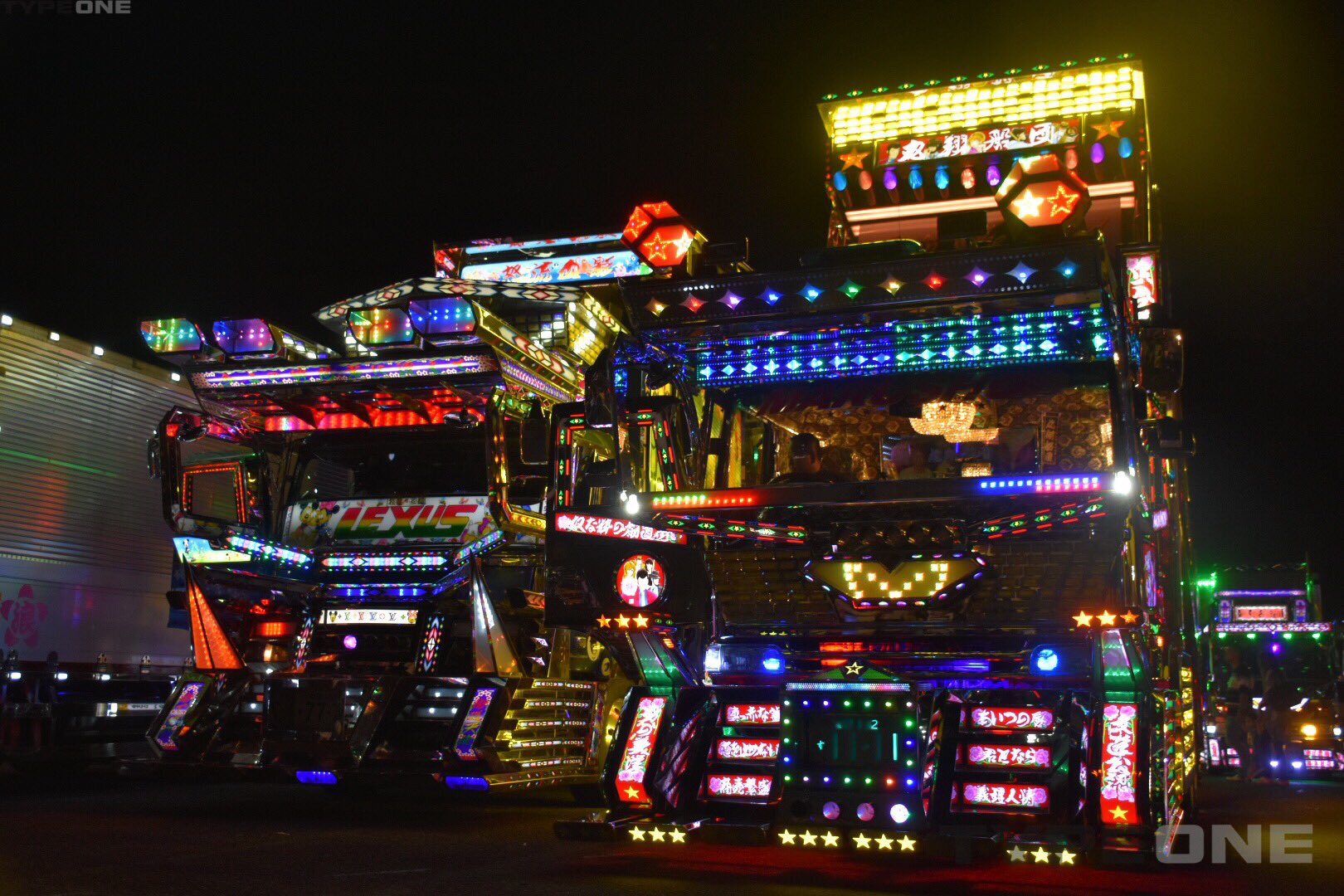 Lr Sur Twitter エンドラストにて 夜のデコトラライトアップ編 デコトラ エンドラスト ライトアップ T Co Fcluhcycv3 Twitter