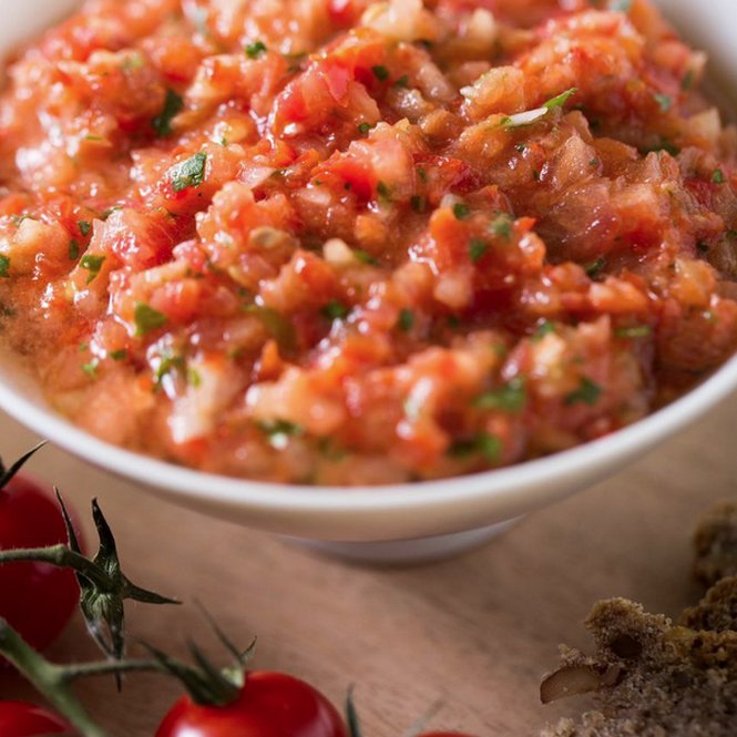 EPeytonJones's tweet photo. Who can handle my Super Spicy Salsa?! 
My Spicy Salsa is a hot and zingy addition to any meal and has all round youthing benefits. Tomatoes are an outstanding antioxidant and are believed to help boost both heart and bone health, essential to looking and feeling younger.
#EYY https://t.co/39iXVEe42m