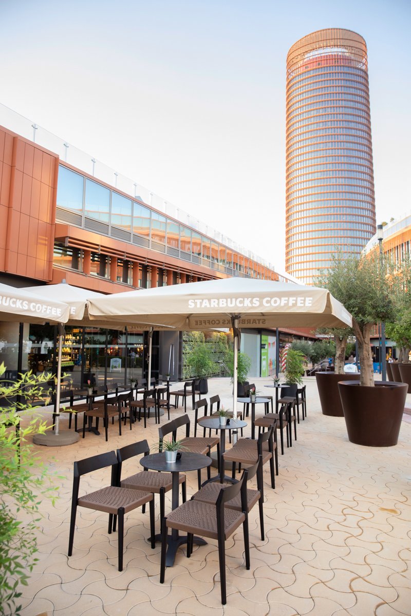 starbucks_es's tweet photo. Ven a visitarnos a nuestra nueva tienda en el CC Torre Sevilla! Disfruta de tu bebida favorita en el nuevo espacio comercial de Sevilla! https://t.co/gYwkX2s5FU