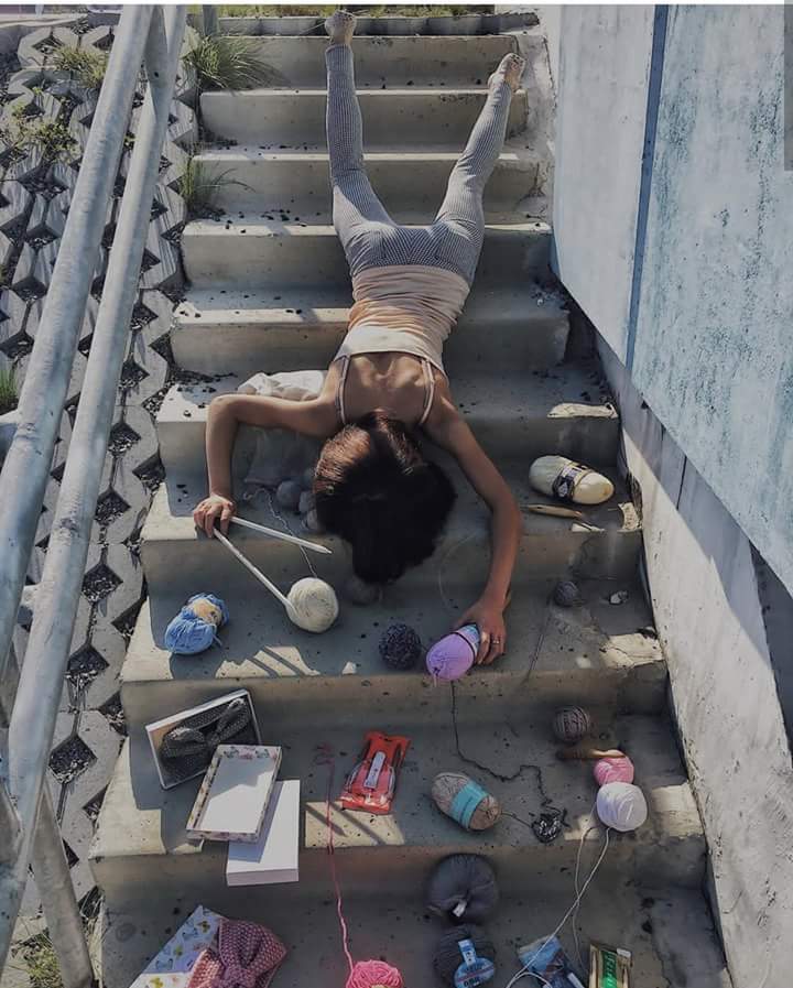 SHE5WN6ON's tweet photo. تحدي جديد يجوب الانترنت بعنوان "Falling Stars" ويتمثل في تصوير الشخص في وضعية السقوط مع تفريغ الحقيبة وبعثرت اهتمامته حوله .. https://t.co/19PPH3g8pE