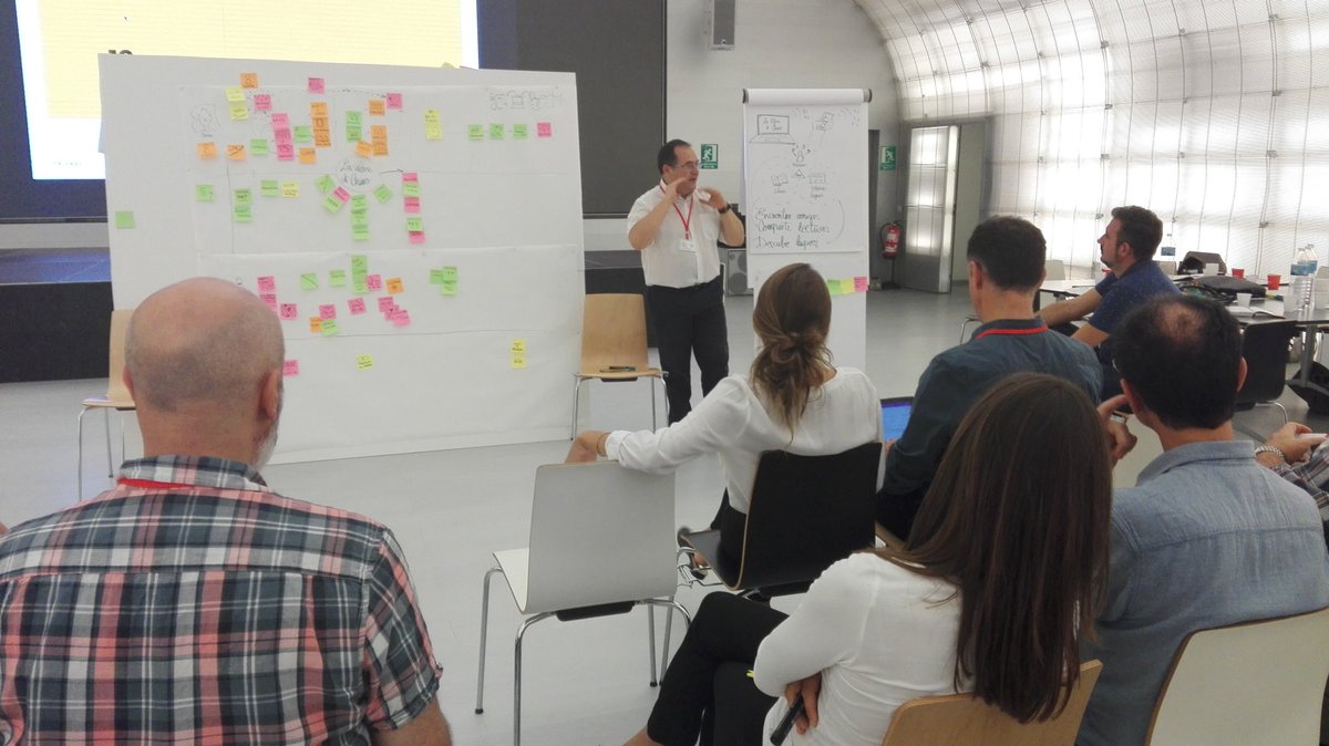 interseclibro's tweet photo. La segunda mesa de trabajo nos explica que para diseñar su proyecto primero han analizado quién sería su usuario promedio. Lo han llamado #Charo y sería alguien que en algún momento #lee algo. #JornadasLibro https://t.co/G0PxxT5bJY