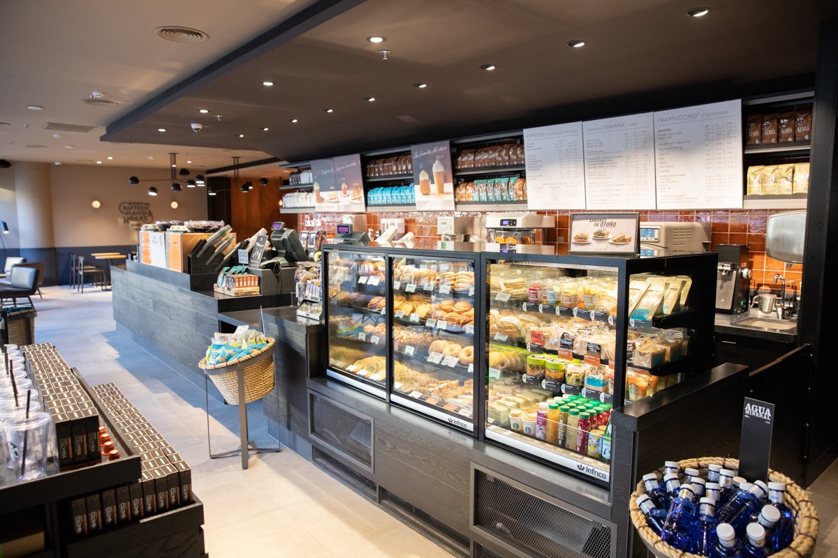 starbucks_es's tweet photo. Ven a visitarnos a nuestra nueva tienda en el CC Torre Sevilla! Disfruta de tu bebida favorita en el nuevo espacio comercial de Sevilla! https://t.co/gYwkX2s5FU