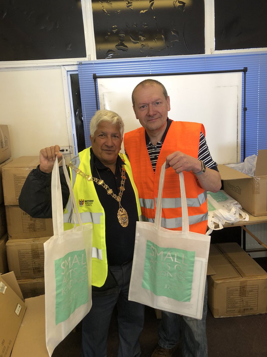 StephenCavinder's tweet image. When you get to spend your day with the #chairman @CllrRFM of @WatfordCouncil and when you get to do it for charity @smallkindact 😊. You  can help to pack the #warminwinter gift bags too.  Packing dates on 3rd/9th/15th October 2018. Get in touch.