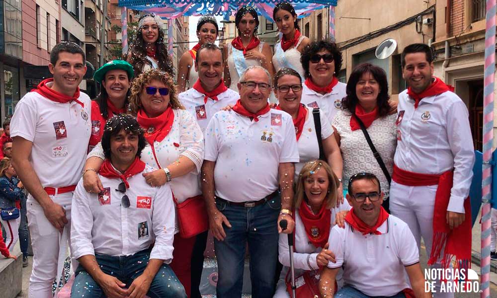 NoticiasArnedo's tweet photo. ¡Todos unidos! 😀La simpática imagen de la mayoría de la corporación municipal del @aytoarnedo sobre la carroza en los primeros minutos de @SCYSD - #SCySD18 +Imágenes 📸 https://t.co/BhHiHOXG5N https://t.co/YAM3d3tFzO