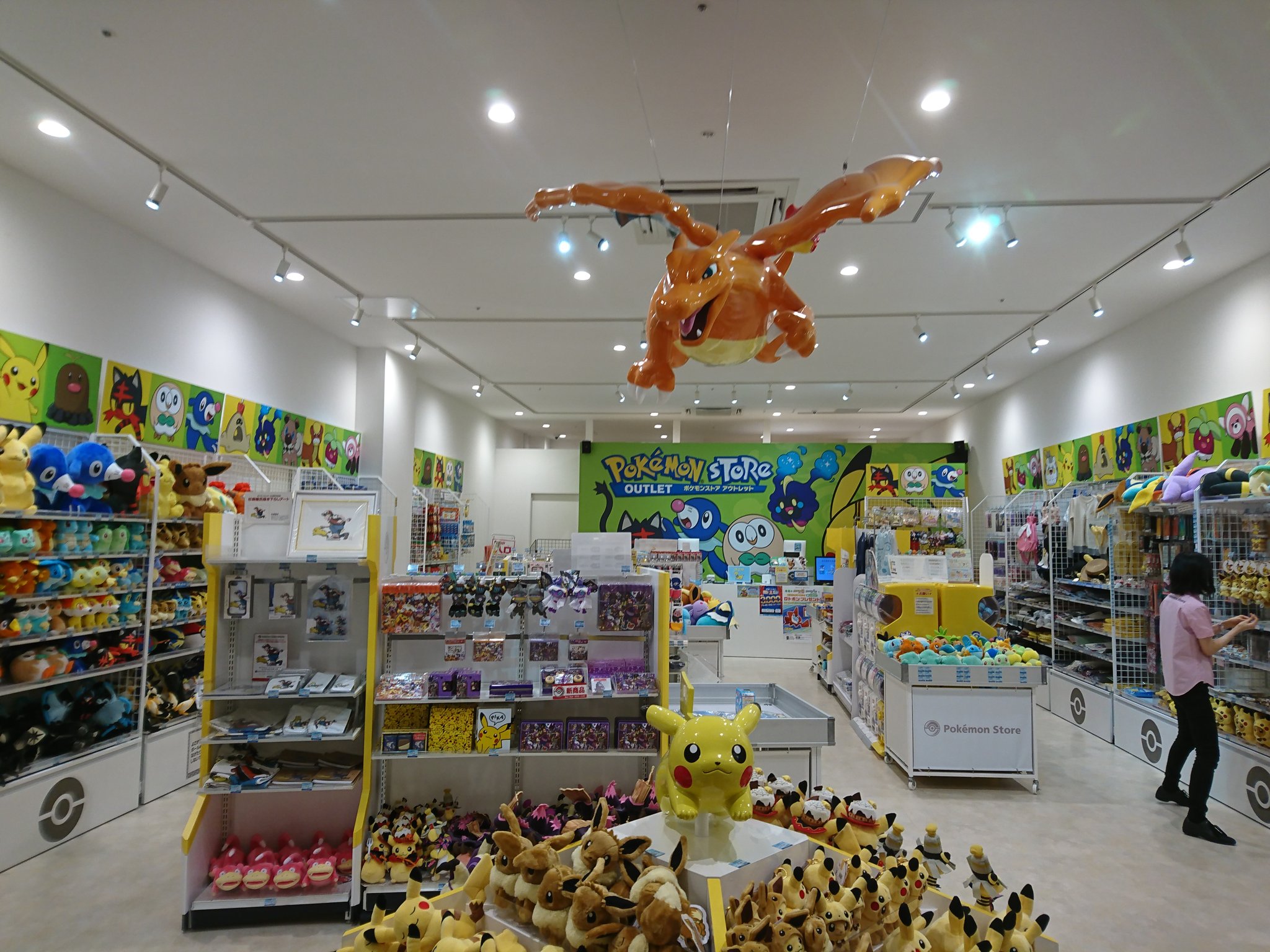 たかひろ Pa Twitter ポケモンストアアウトレット小矢部店初めて行きました ポケモンセンターナゴヤで長年いたリザードンが小矢部で頑張ってて感動しました ﾟ ﾟஇwஇﾟ ﾟ T Co Iwpbjbblvj Twitter