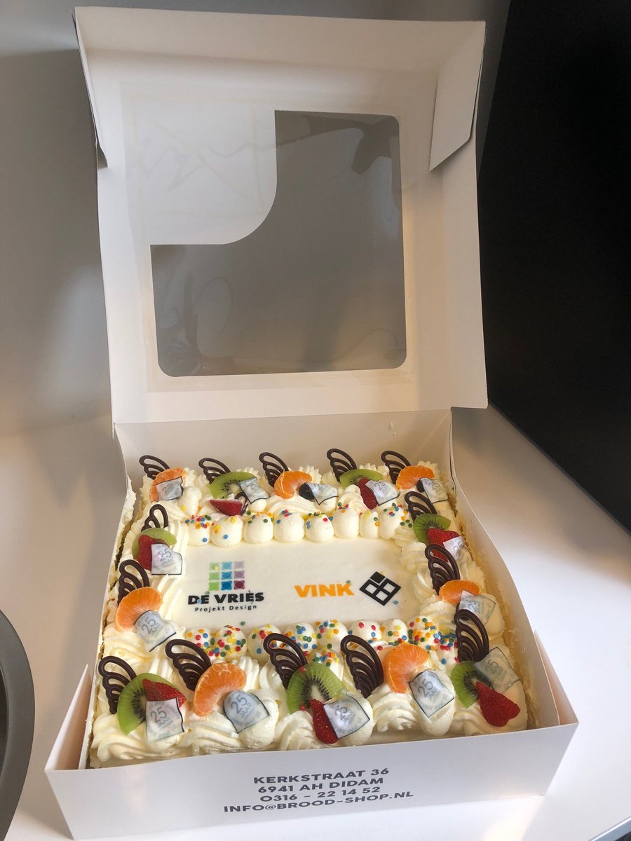 DVPD's tweet image. Enorm attent van @Vink_SignsGraph @VinkKunststof om ons te verrassen met een heerlijke #slagroomtaart voor ons 25-jarig jubileum !
Bedankt !