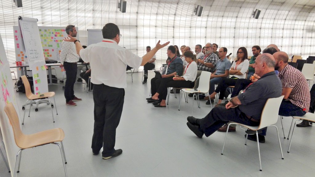 Tras las presentación, la otra mesa de trabajo les da #feedback a sus compañeros para que puedan seguir trabajando en el proyecto. #JornadasLibro