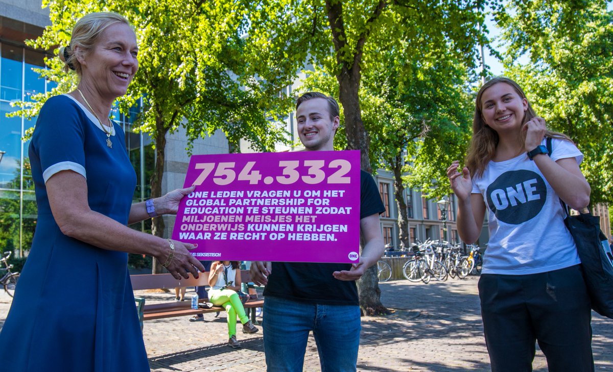 BertinevanHoof's tweet photo. Bedankt @SigridKaag voor het toezeggen van €100 miljoen voor @GPforEducation. Dit is een eerste stap richting een wereld waar *alle* meisjes naar school kunnen en hun potentieel kunnen verwezenlijken @ONENederland #ArmoedeIsSeksistisch #onderwijs https://t.co/RhL24Hf0UD