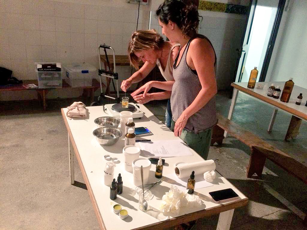 ajsantpedor's tweet photo. Ahir va ser el torn del taller sobre cosmètica natural i vam aprendre a elaborar sabons i altres cosmètics ! El Born va omplir-se de bones olors.
#FSM2018 #Santpedor https://t.co/Dt9qhZbi5T