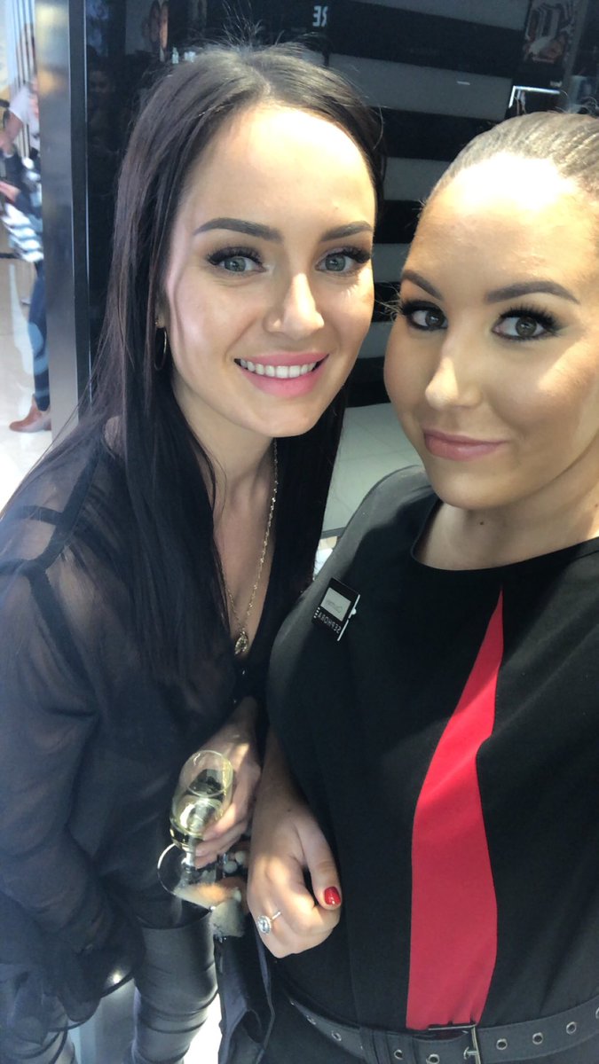 ifancyyouuu13's tweet photo. in case y’all were wondering, @ChloeMorello is in fact a babe in real life tooooo 😍🙌🏼❤️ #sephora #vipnight #chlomo https://t.co/0XCr8qOBMF