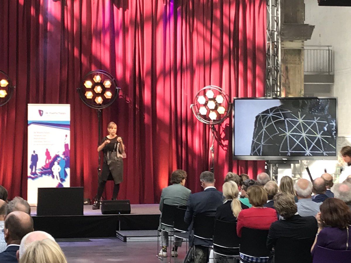 <a href="/hellenvanrees/">Hellen van Rees</a> vertelt als modeontwerpster over de materialen waar zij mee werkt <a href="/jaarcongres/">De Maatschappij</a> van <a href="/demaatschappij/">De Maatschappij</a> in <a href="/rocvantwente/">ROC van Twente</a>