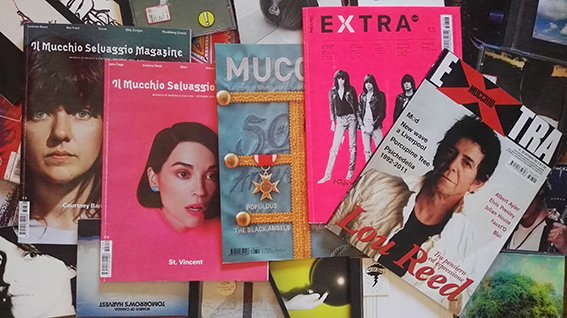 Cari abbonati, i primi di ottobre inizieranno le spedizioni degli arretrati in rimborso alla parte di sottoscrizione al Mucchio non goduta. Sigh.
Vi incoraggiamo a scrivere ad abbonamenti@ilmucchio.it ciò che vi piacerebbe trovare nel pacco e noi tenteremo di accontentarvi.