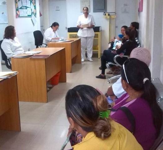 ivssoficial's tweet photo. El Ambulatorio Dr. Héctor Farías, del #IVSS desarrolla programas educativos, dirigido a pacientes y voluntariado de la brigada de visitas. Es así como, el talento humano del recinto dispensador de salud, organizó una charla referente a la cura de quemaduras en adultos mayores https://t.co/u41UB8wV9g