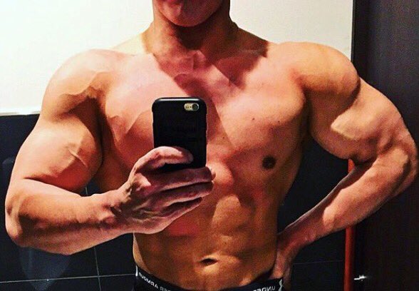 芳賀セブン じゃあ ジム行く そんなに筋肉あったら喧嘩とか売られないでしょ ってすぐ言ってくる人いるじゃないですか その 人ってどんな世界に住んでるんですか すぐ喧嘩始まるとか世紀末ですか 殴り合ぃとかぁ絶対イヤ 怖ぃ 傷付ぃちゃ