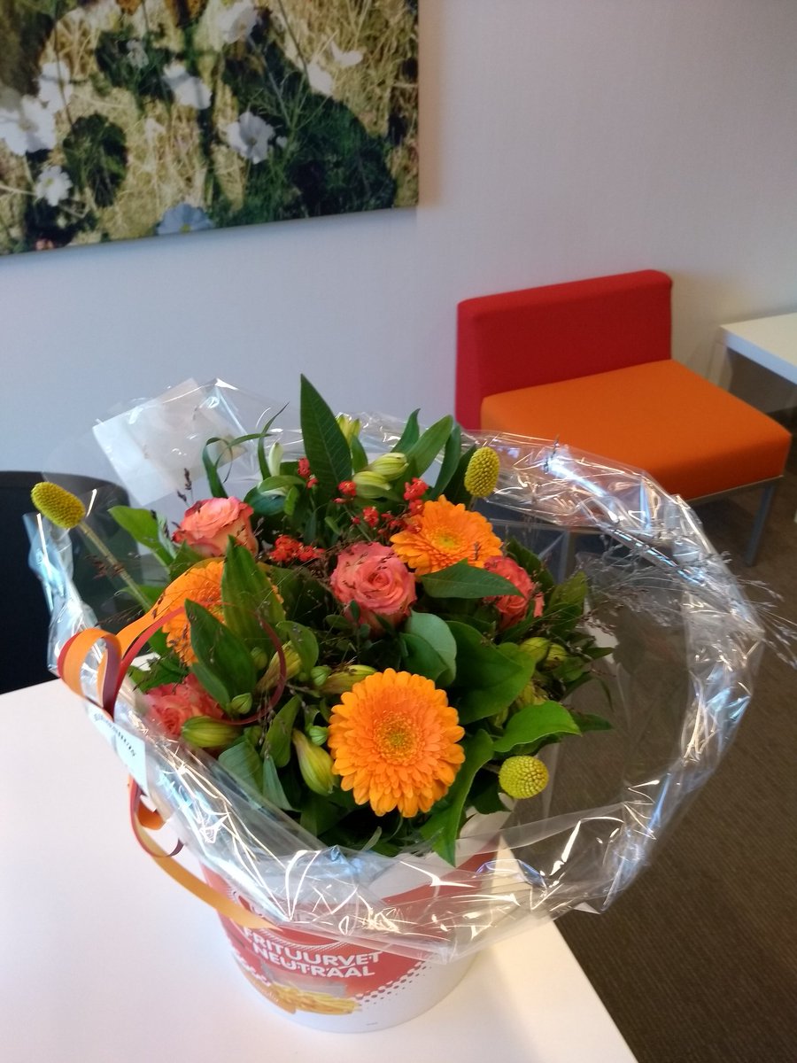 Prachtig boeket gekregen van mijn collega's van de griffierskring Holland Rijnland bij mijn laatste kringvergadering. Het einde van mijn werkende leven komt nu echt in zicht. Nog drie weken......