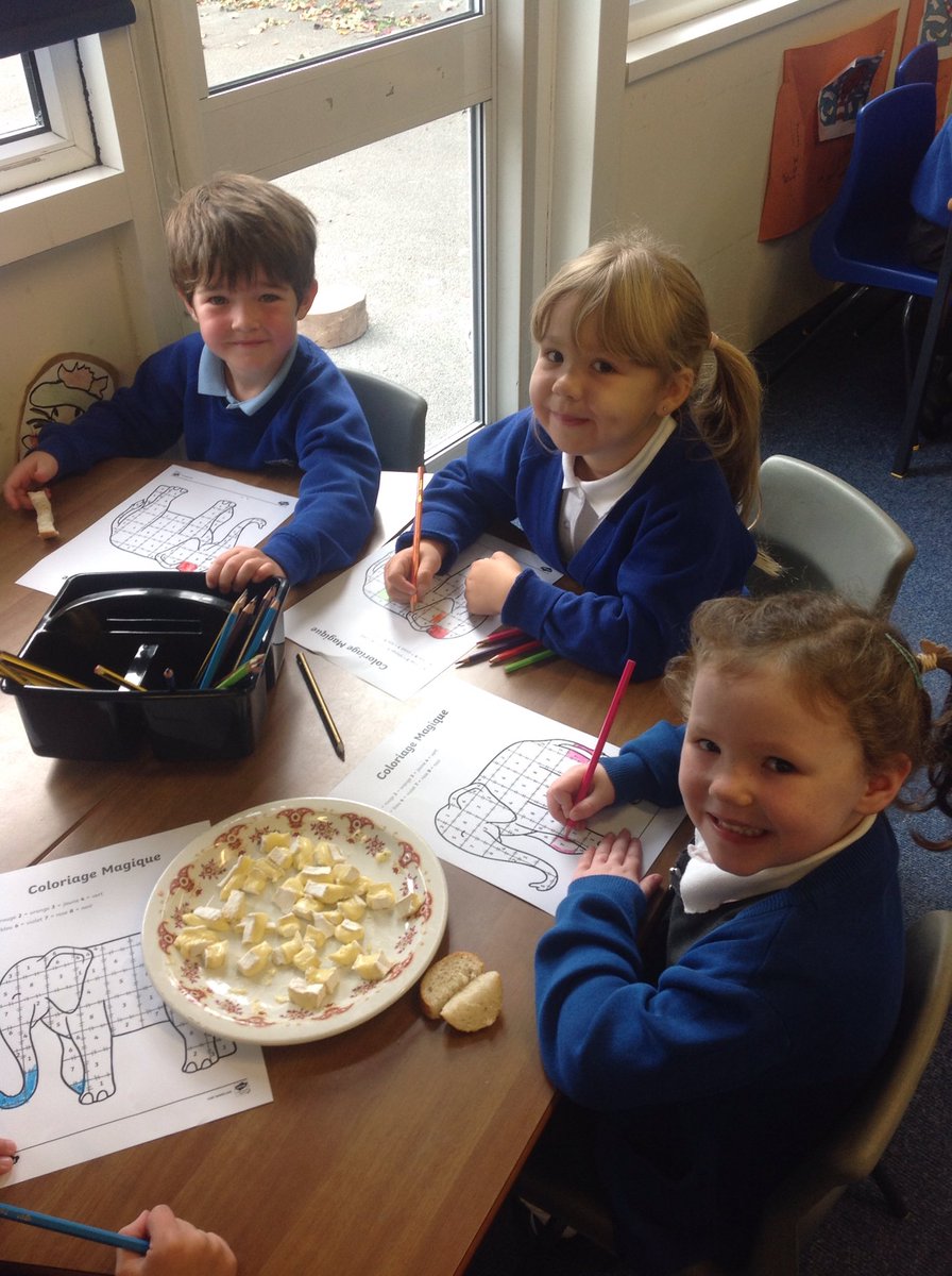 TarvinPrimary's tweet photo. Food tasting and colours in French this morning. #lovelanguages #potterclass #languagesday https://t.co/gzNZml2Qd9