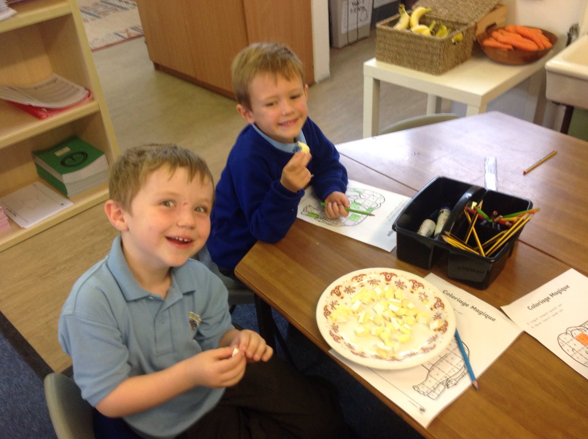 TarvinPrimary's tweet photo. Food tasting and colours in French this morning. #lovelanguages #potterclass #languagesday https://t.co/gzNZml2Qd9