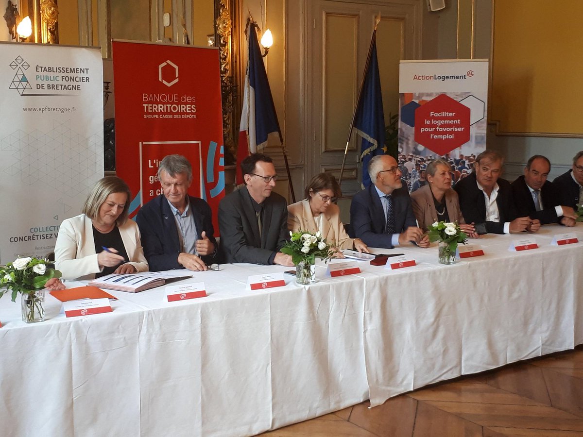 ActionLogement's tweet photo. ✍️21/09-Signature de la convention #ActionCœurdeVille #Morlaix #PascalLelarge @Prefet29, #JoelleHuon @finistere_29, #ThierryPiriou #MorlaixCommunauté, #AlbertMoysan @PaysdeMorlaix, @agneslebrun #VilledeMorlaix, #FabienneGuiomar @ActionLogement, @ANAH_Officiel, @BdT_Bretagne https://t.co/98sHYxbAbW