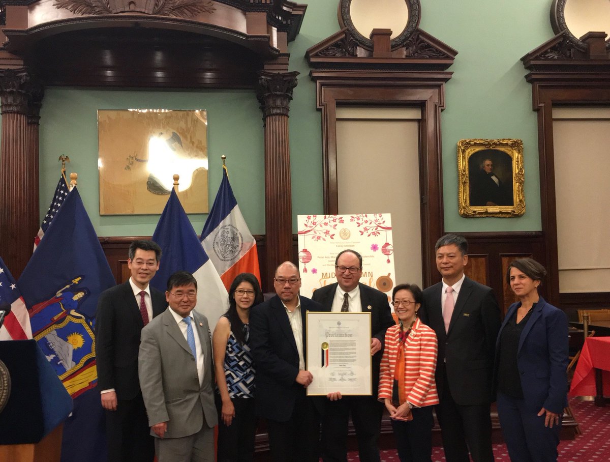 BarryGrodenchik's tweet photo. It was my great honor to present a proclamation to @aong168 at the @NYCCouncil inaugural Mid-Autumn Festival Celebration. My thanks to @NYCSpeakerCoJo @CMPeterKoo @CM_MargaretChin for organizing this event at #NYC Hall. Congrats to all honorees including @lang_lang. https://t.co/4FKUmXENvc