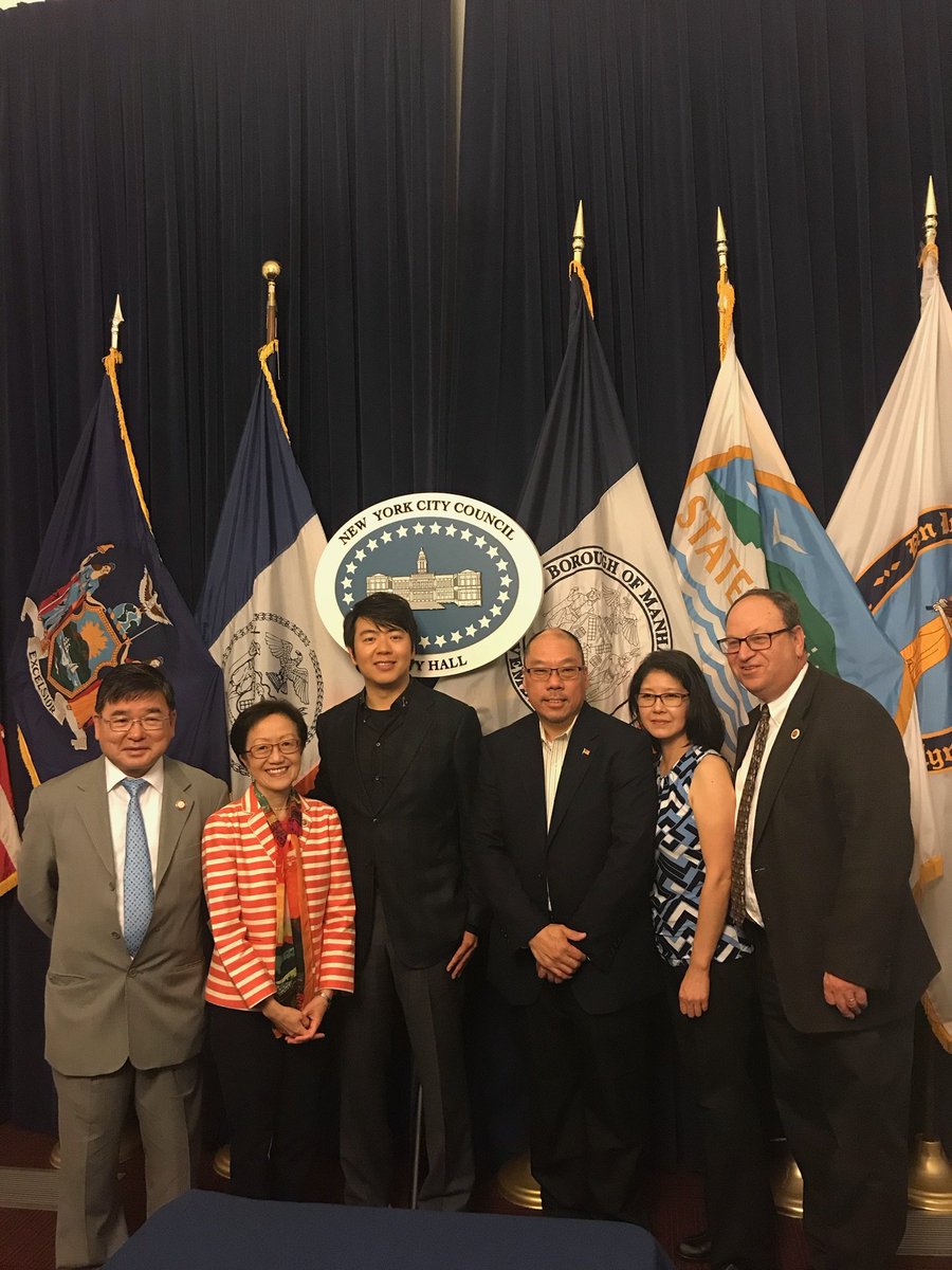 BarryGrodenchik's tweet photo. It was my great honor to present a proclamation to @aong168 at the @NYCCouncil inaugural Mid-Autumn Festival Celebration. My thanks to @NYCSpeakerCoJo @CMPeterKoo @CM_MargaretChin for organizing this event at #NYC Hall. Congrats to all honorees including @lang_lang. https://t.co/4FKUmXENvc