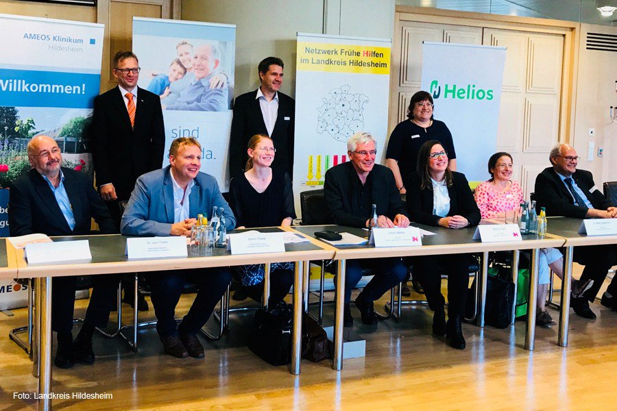 hildesheimer's tweet photo. Vereinbarung über die Zusammenarbeit im Kinderschutz unterschrieben - #Hildesheim #AMEOS @Helios_Kliniken #Bernward #Kinderschutz https://t.co/CwG2suH5j3 https://t.co/2Uja7sr7Bc
