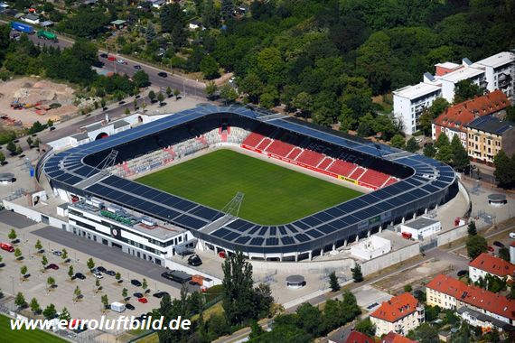 FasziFankurve's tweet photo. Eilmeldung: Das #3Liga-Spiel #HallescherFC gegen #Hansa #Rostock, das eigentlich am Samstag angepfiffen werden sollte, wurde abgesagt, weil nicht genügend Polizisten zur Verfügung stehen sollen: #HFCFCH 
https://t.co/qtEJnuU6OC https://t.co/OB7Hzd1gLk