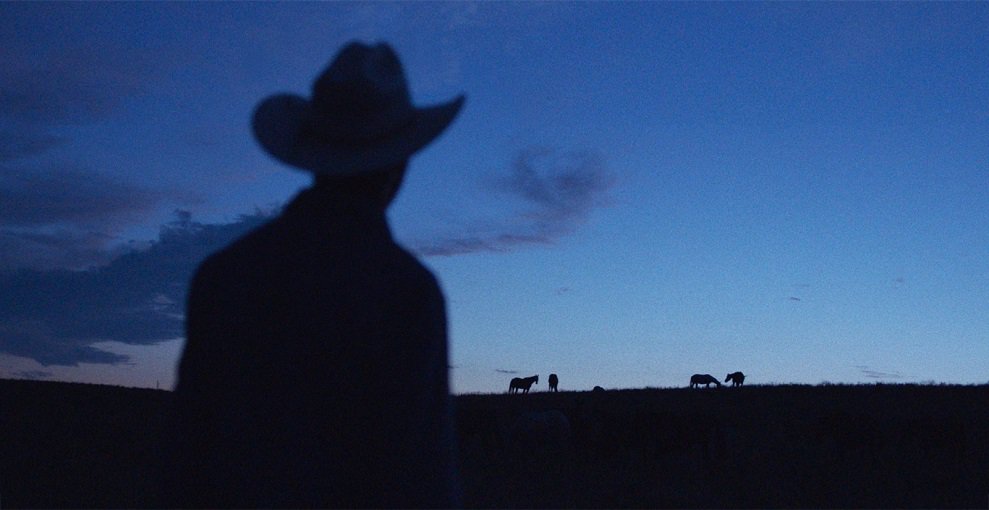 MundoCritica_MC's tweet photo. Con elegante tono documental Chloé Zhao despliega su relato de descubrimiento de identidad e introspección forzada otorgándole un magnético realismo que hace estallar las siempre débiles fronteras entre ficción y no ficción. #TheRider es un plausible filme https://t.co/8WIx6GetMy https://t.co/RlTKmdkX7h