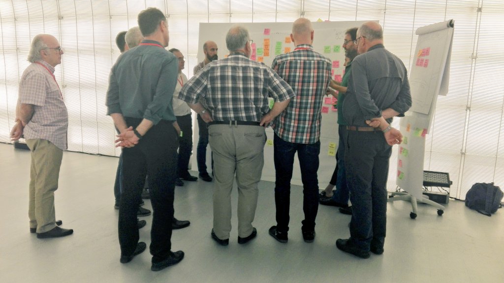 Nuestros dos grupos siguen trabajando intensamente en sus prototipos. #JornadasLibro