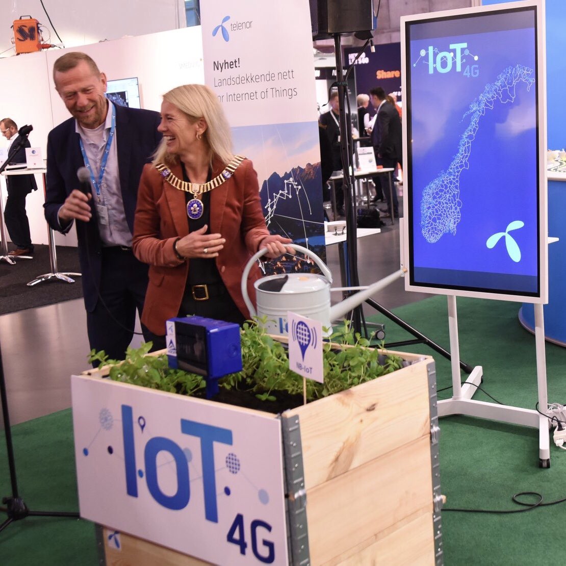 ove_way's tweet photo. I dag åpnet vi det landsdekkende nettet for tingenes internett på @nordicedgeexpo sammen med ordføreren i Stavanger @sagenhelgo! Våre IoT-partnere @postennorge og Agdir viste frem hvordan de kan ta i bruk det nye nettet. Les mer om IoT på 4G her: https://t.co/DXfIKZ14Z8 https://t.co/hj5Lnc5GIL