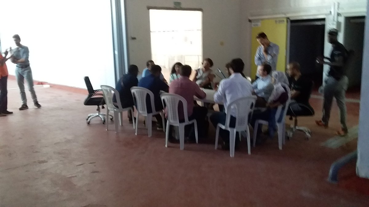 wawaw222's tweet photo. On pitche et interroge, les rendements et la productivité au bout... Après que liens se soient tissés #AGriTech #Ngeimpact #valeurtech... belle ambiance entre ligne de production de fraise et chambre pour le respect de la chaîne du froid https://t.co/ku3rnMBDy0