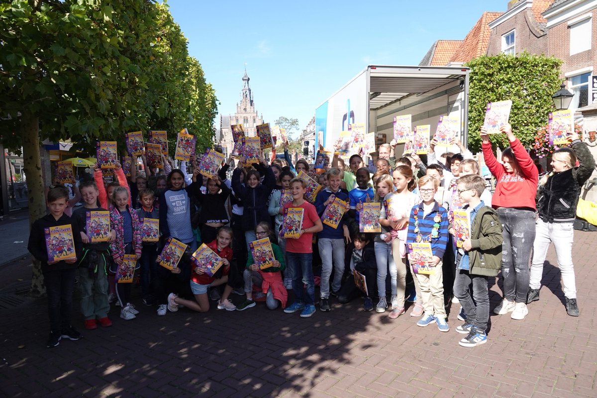 ruben_wouter's tweet photo. Vanmiddag samen met @GerdoVanG het superleuke en spannende stripboek: De Tijdkijkers over 700 jaar #Culemborg in ontvangst genomen.
Fantastische start van de Kinderboekenweek 👍👍👍 https://t.co/EPtTCJpD1O