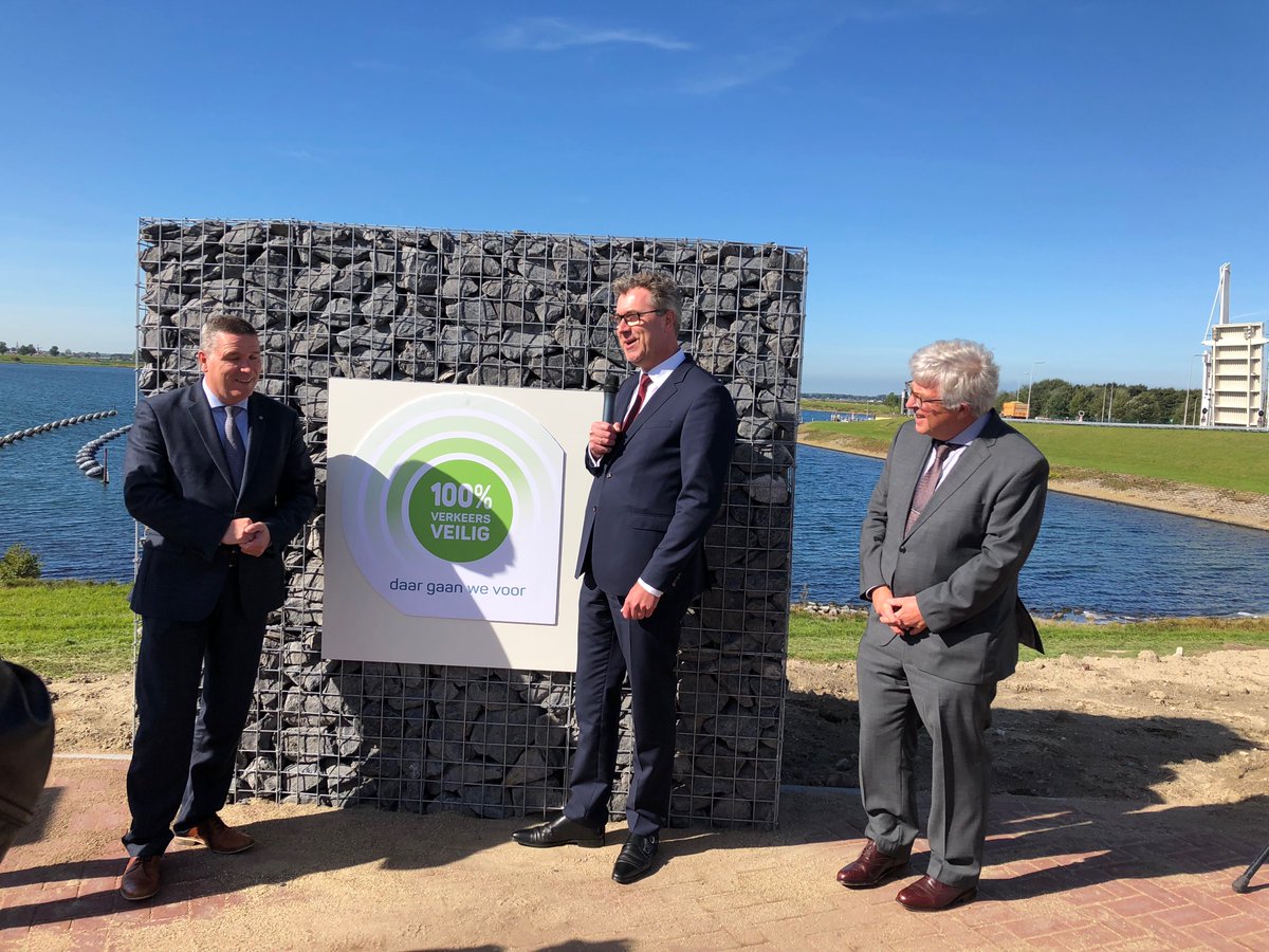 Een feestelijke opening van het fietspad naast de Zandkreekdam. Veel veiliger want landbouwvoertuigen en fietsers zitten niet meer in elkaars vaarwater. <a href="/HarryvdMaas/">Harry van der Maas</a> en burgemeester <a href="/MarcelDelhez/">Marcel Delhez</a> fietsen vrolijk het eerste ritje. Lees het op bit.ly/zandkreekdam