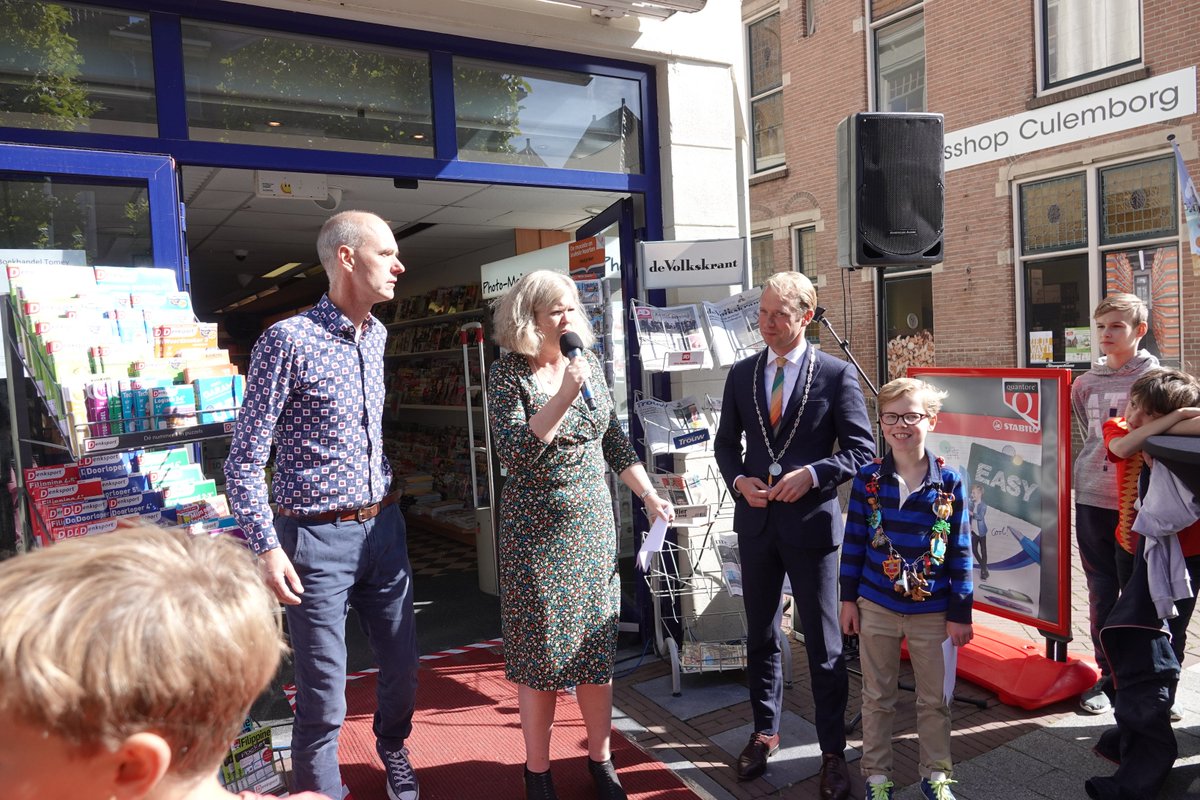 ruben_wouter's tweet photo. Vanmiddag samen met @GerdoVanG het superleuke en spannende stripboek: De Tijdkijkers over 700 jaar #Culemborg in ontvangst genomen.
Fantastische start van de Kinderboekenweek 👍👍👍 https://t.co/EPtTCJpD1O