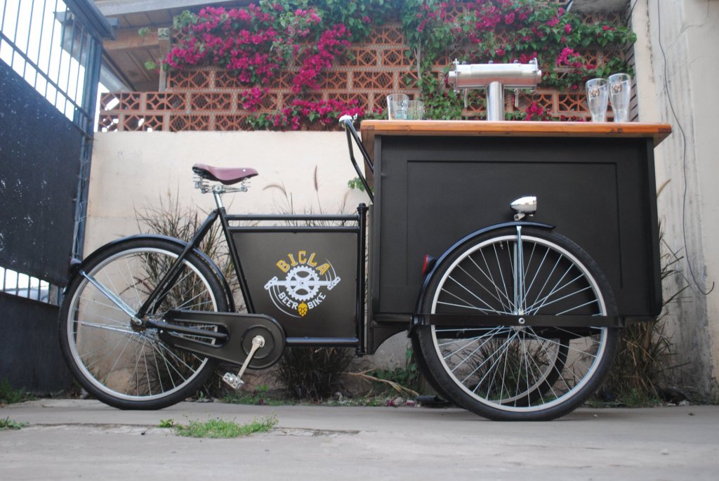 Hicieron fabricar su propia beer bike y pedalean el negocio de la birra artesanal beermap.com.ar/2018/09/26/hic…